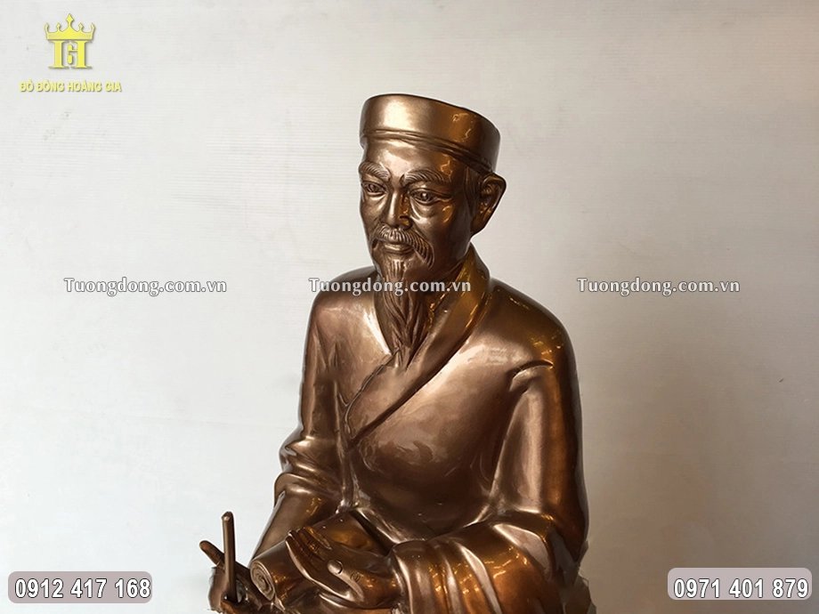 Hình ảnh nhìn nghiêng của bức tượng đồng